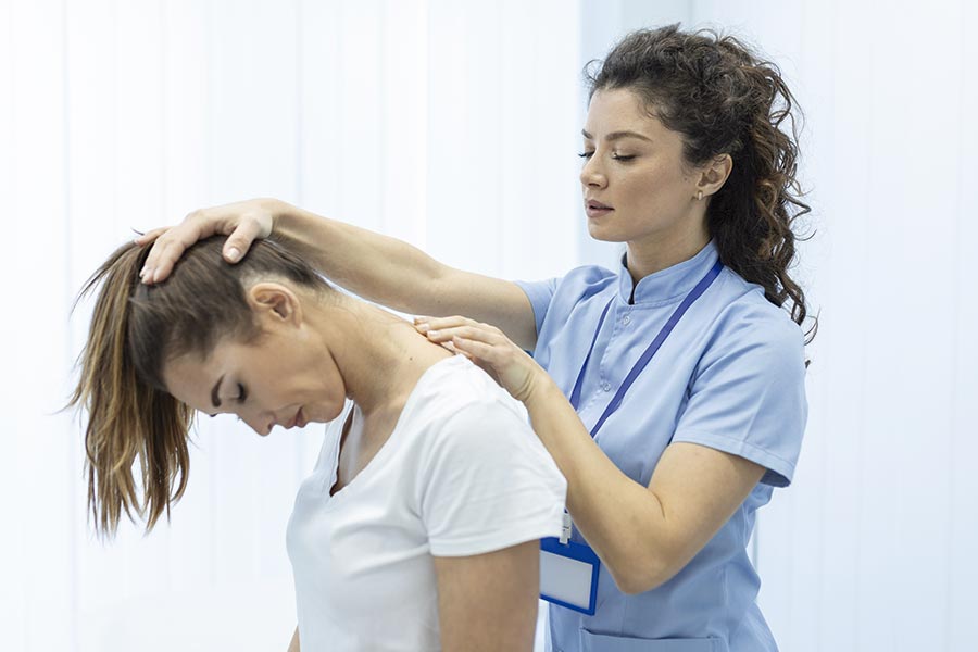 Medico analizando cervicales